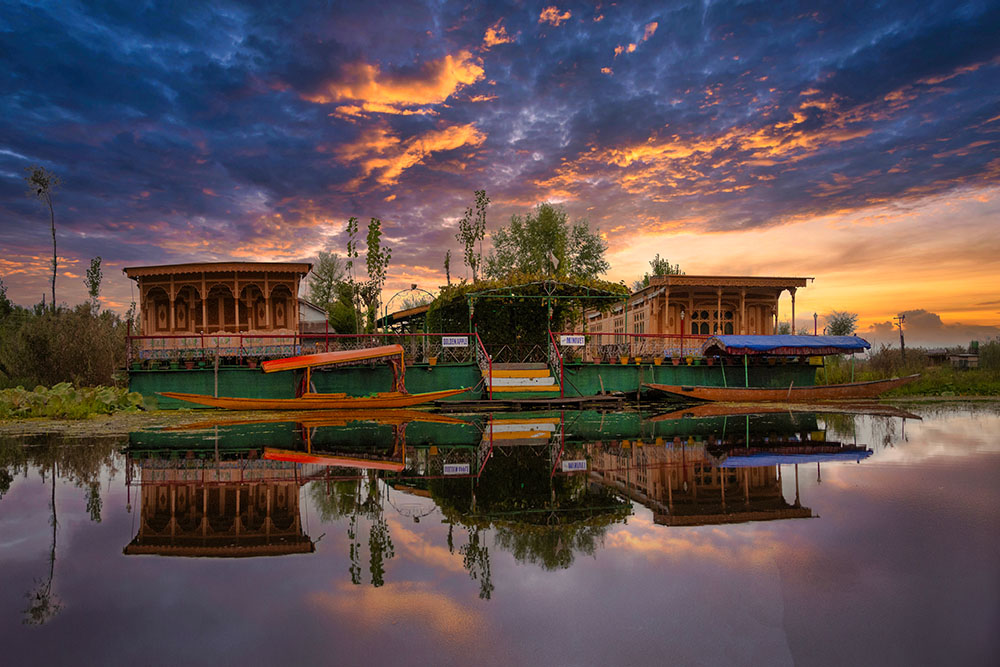 Travel Agents in Kashmir Srinagar Kashmir Group tour Packages, Including Shikara ride